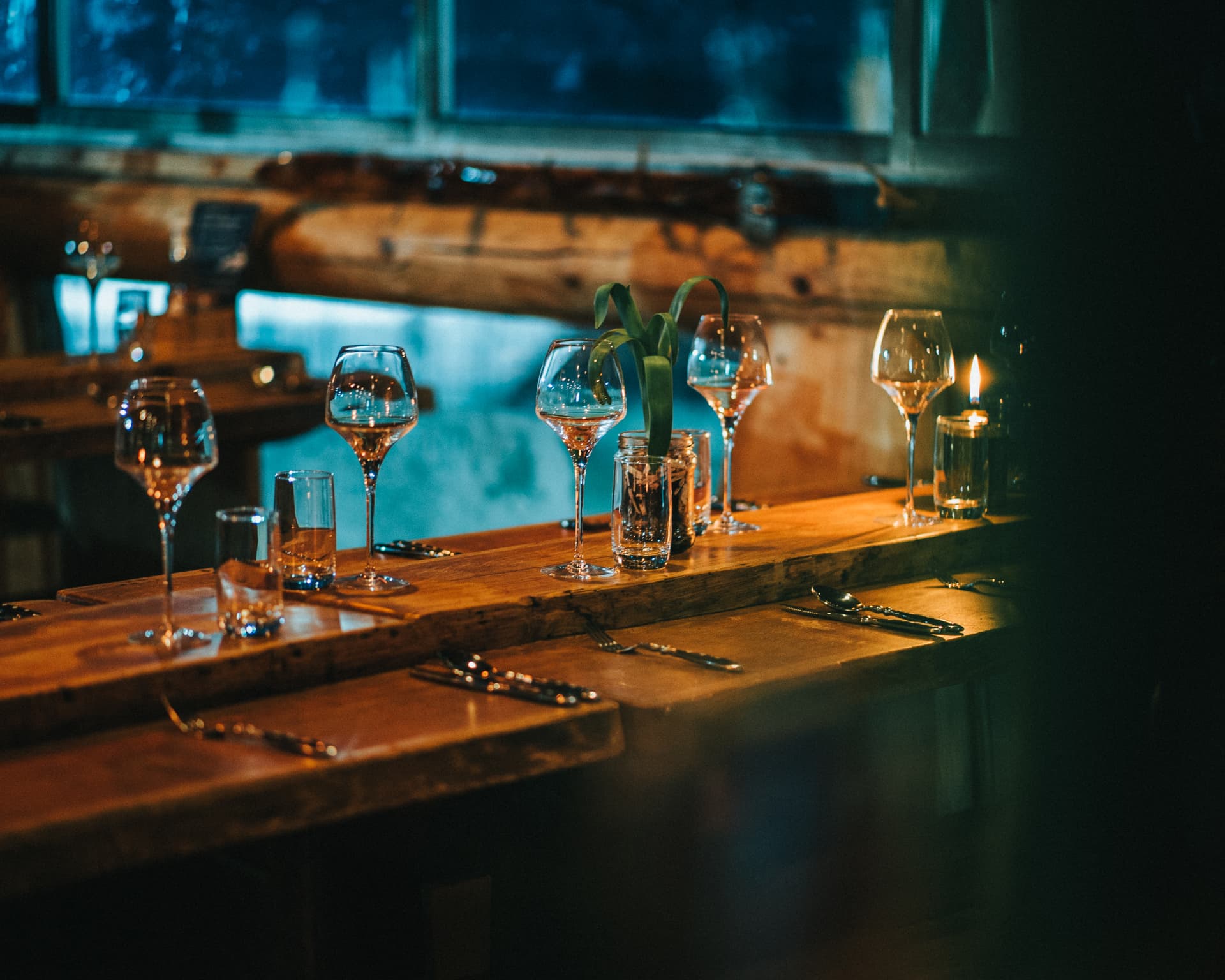 Uppdukta glas och ljus i restaurangen