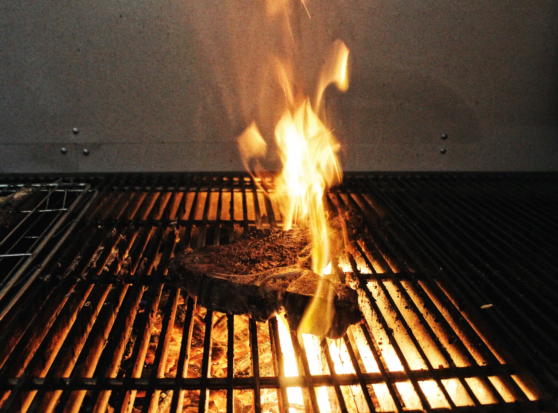 Kött över öppen eld på grillen